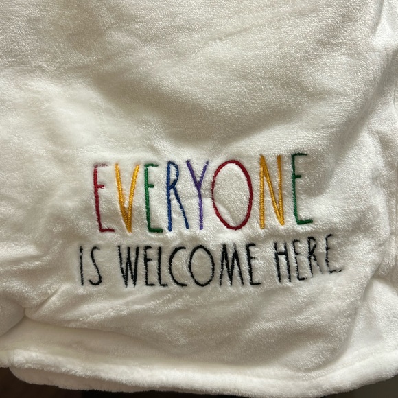 NWT RAE DUNN EVERYONE IS WELCOME HERE RAINBOW 🌈 EMBROIDERED PLUSH THROW - Picture 7 of 13